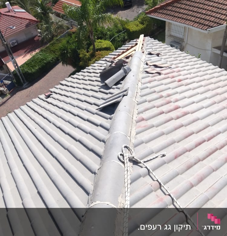 גג רעפים עם חבלים וכלי עבודה